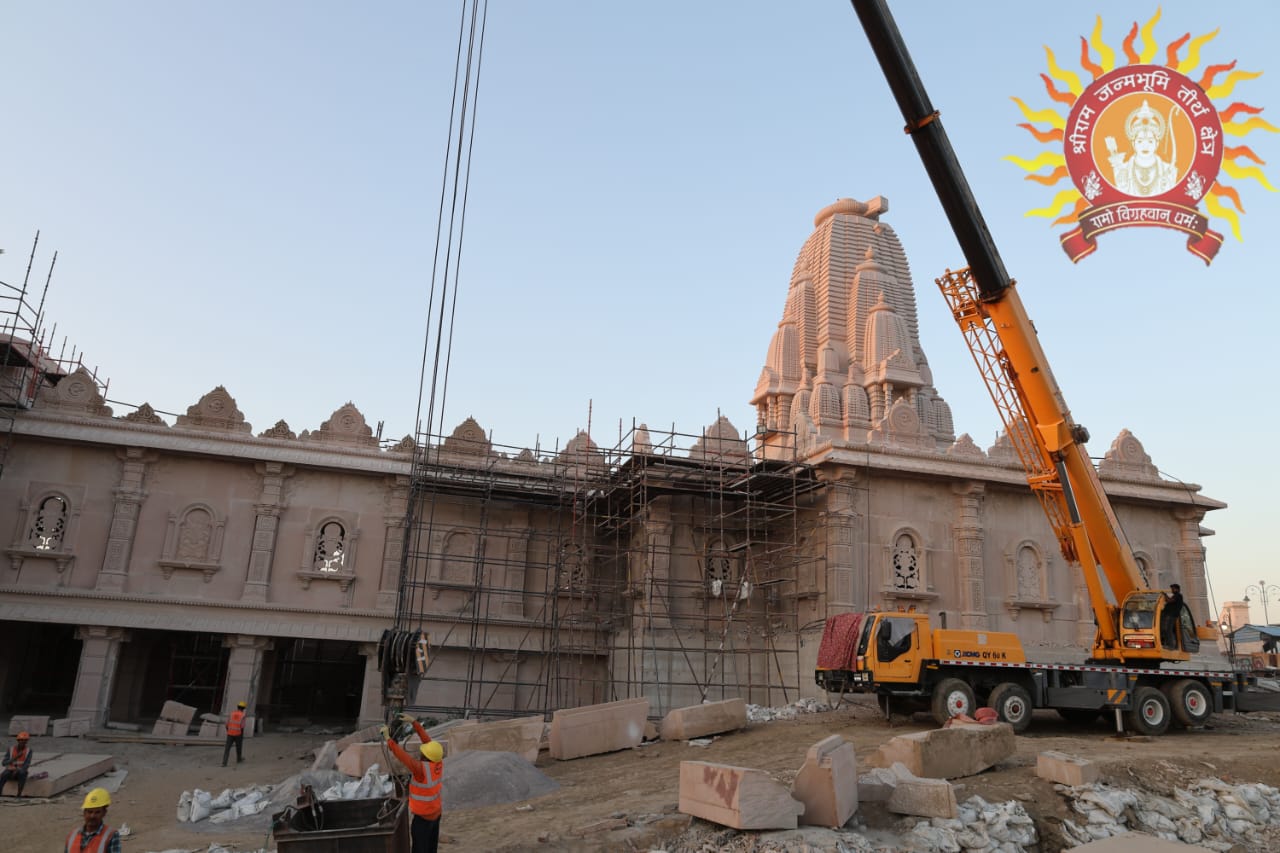 मन्दिर के परकोटा निर्माण में निरन्तर प्रगति मन्दिर के परकोटा निर्माण में निरन्तर प्रगति