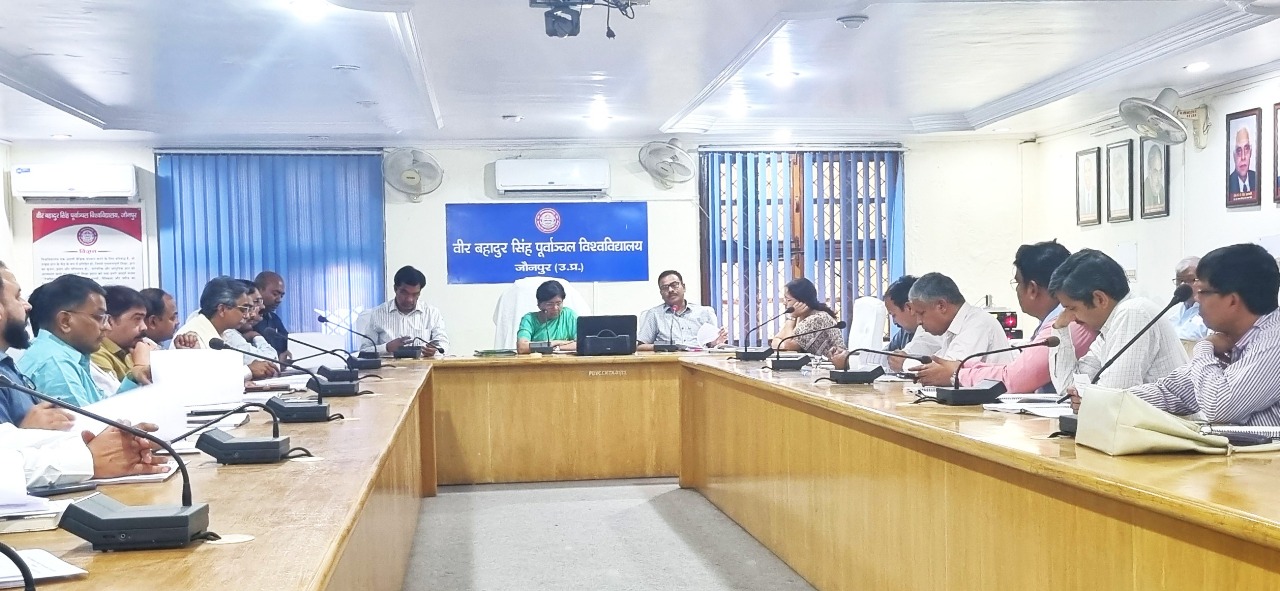 पूर्वांचल विश्वविद्यालय में आगामी सत्र से शुरू होंगे नए पाठ्यक्रम ,बैठक करते हुए कुलपति और विद्या परिषद के मेंबर पूर्वांचल विश्वविद्यालय में आगामी सत्र से शुरू होंगे नए पाठ्यक्रम ,बैठक करते हुए कुलपति और विद्या परिषद के मेंबर