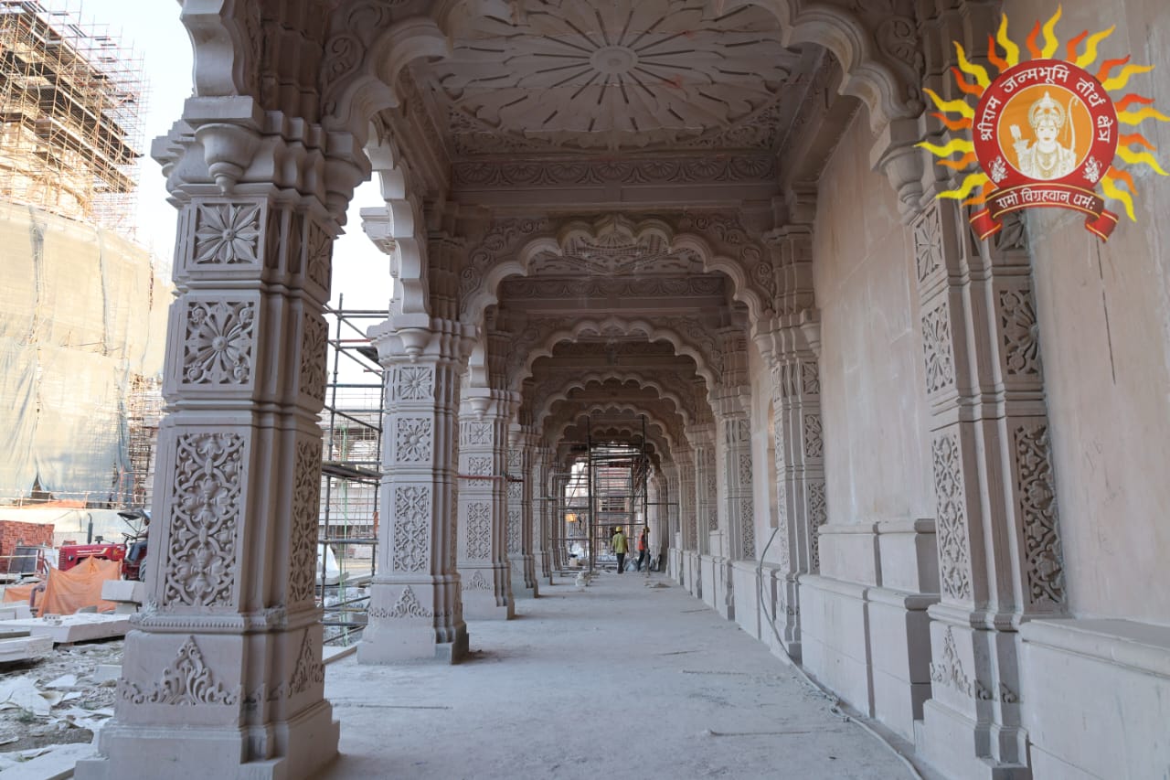 मन्दिर के परकोटा निर्माण में निरन्तर प्रगति मन्दिर के परकोटा निर्माण में निरन्तर प्रगति