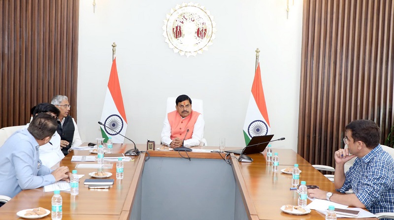 मुख्यमंत्री ने की विमानन विभाग की समीक्षा मुख्यमंत्री ने की विमानन विभाग की समीक्षा