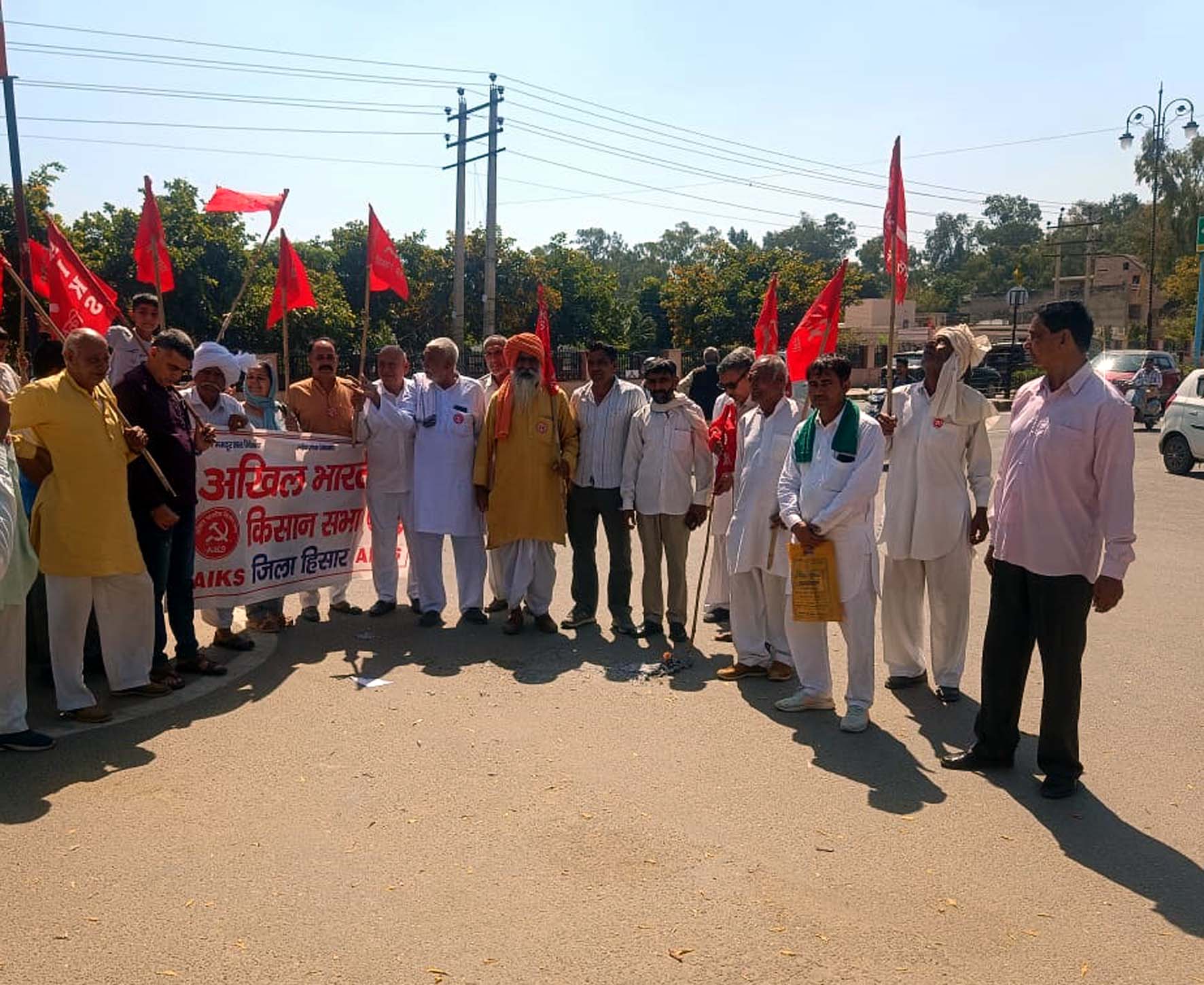 किसान व मजदूर विरोधी बजट की प्रतियां जलाते किसान नेता। किसान व मजदूर विरोधी बजट की प्रतियां जलाते किसान नेता।
