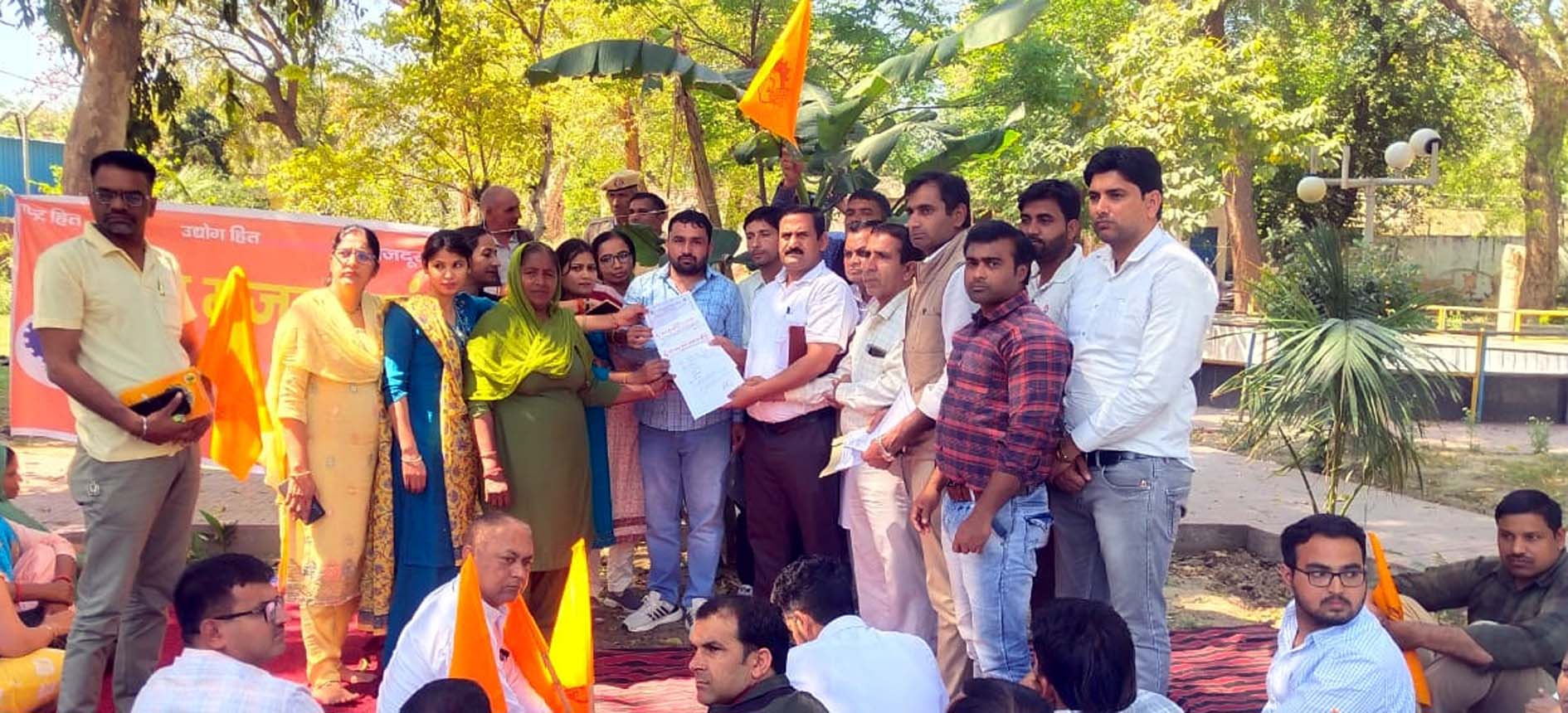 कृषि उपनिदेशक को ज्ञापन सौंपते भारतीय मजदूर संघ पदाधिकारी। कृषि उपनिदेशक को ज्ञापन सौंपते भारतीय मजदूर संघ पदाधिकारी।