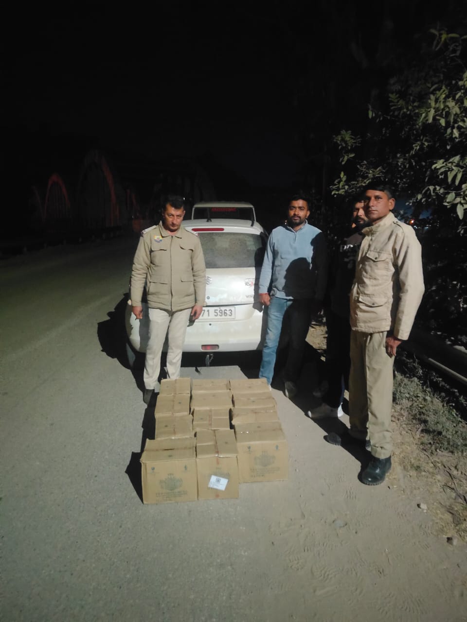 पुलिस द्वारा पकड़ा गया शराब तस्कर। पुलिस द्वारा पकड़ा गया शराब तस्कर।