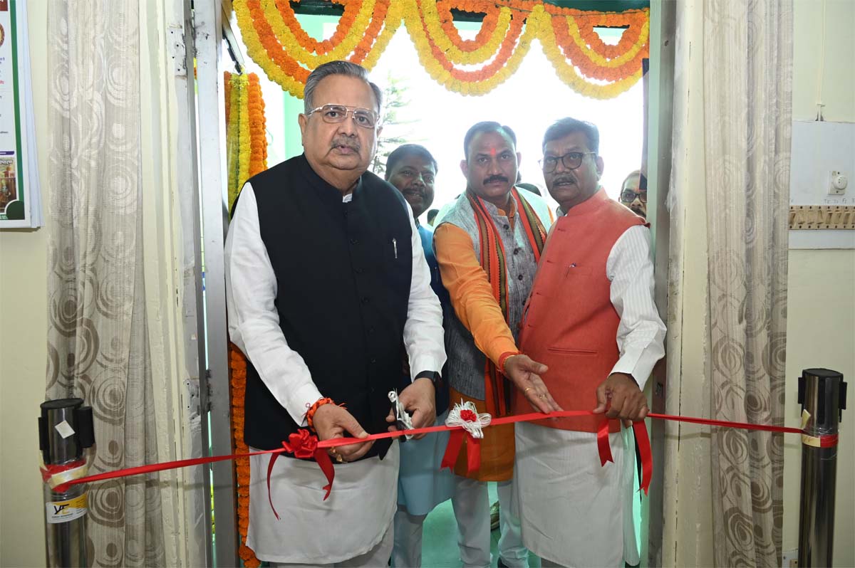 स्वास्थ्य परीक्षण शिविर का शुभारंभ करते डाॅ. रमन सिंह स्वास्थ्य परीक्षण शिविर का शुभारंभ करते डाॅ. रमन सिंह
