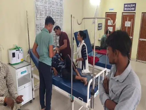 जांजगीर-चांपा में सड़क किनारे पलटी यात्री बस, 7 गंभीर, बाइक सवार को बचाने की कोशिश में हादसा; 34 यात्री घायल जांजगीर-चांपा में सड़क किनारे पलटी यात्री बस, 7 गंभीर, बाइक सवार को बचाने की कोशिश में हादसा; 34 यात्री घायल