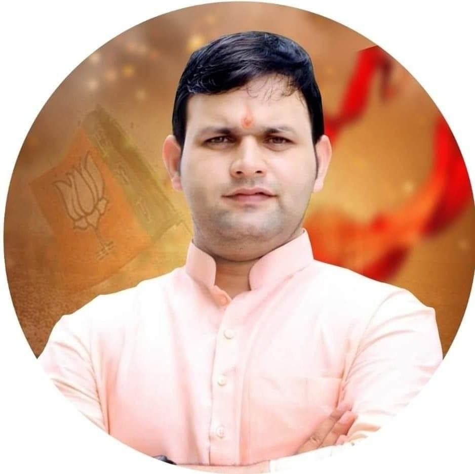 मुख्यमंत्री नायाब सिंह सैनी से खेल मंत्री गौरव गौतम बात करते हुए मुख्यमंत्री नायाब सिंह सैनी से खेल मंत्री गौरव गौतम बात करते हुए