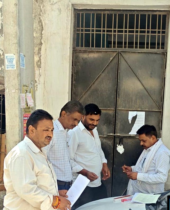यूनिटें सील करते निगम के कर्मचारी यूनिटें सील करते निगम के कर्मचारी