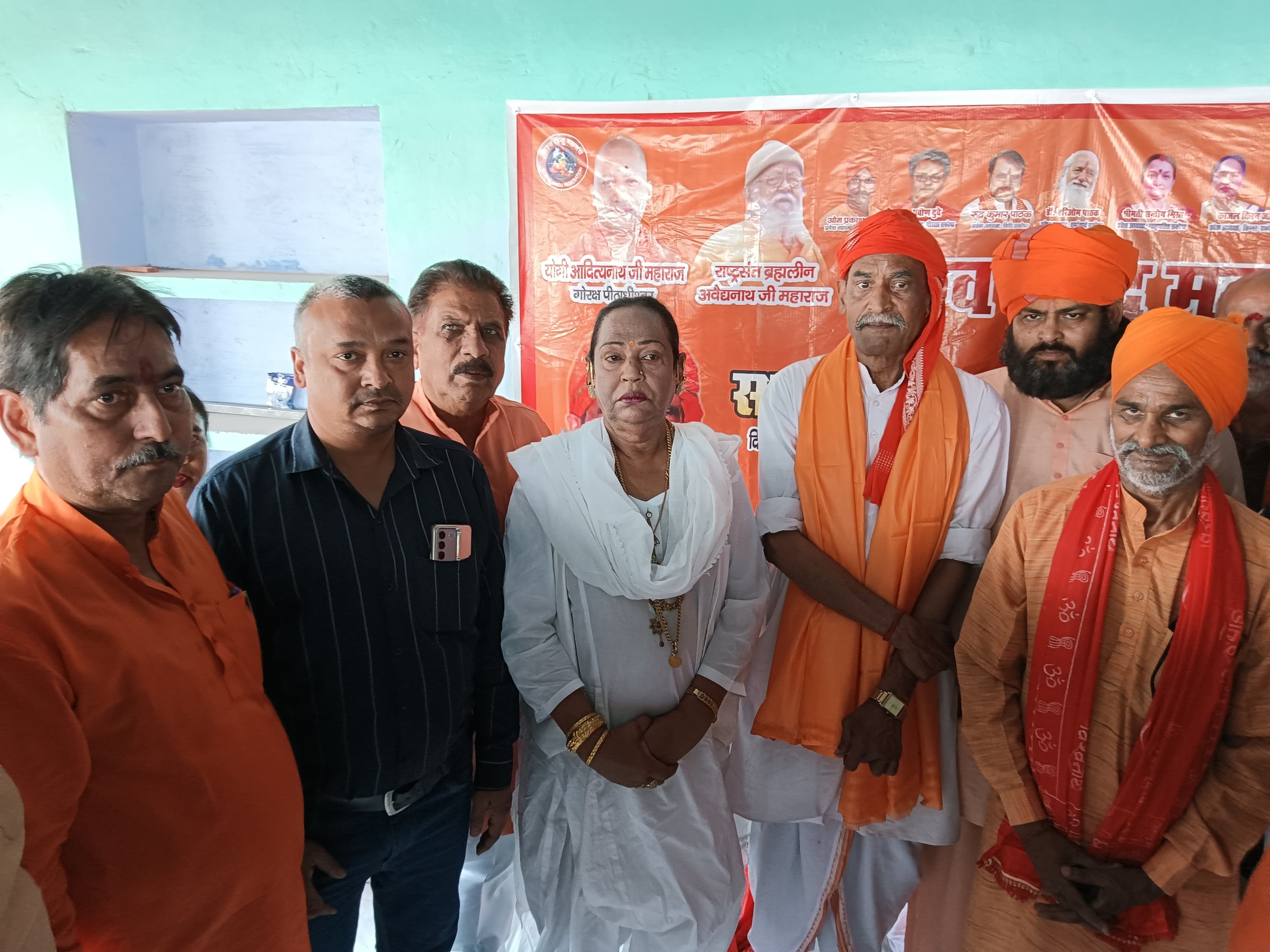संत वैद्यनाथ महाराज और अन्य डोम राजा परिवार के साथ संत वैद्यनाथ महाराज और अन्य डोम राजा परिवार के साथ