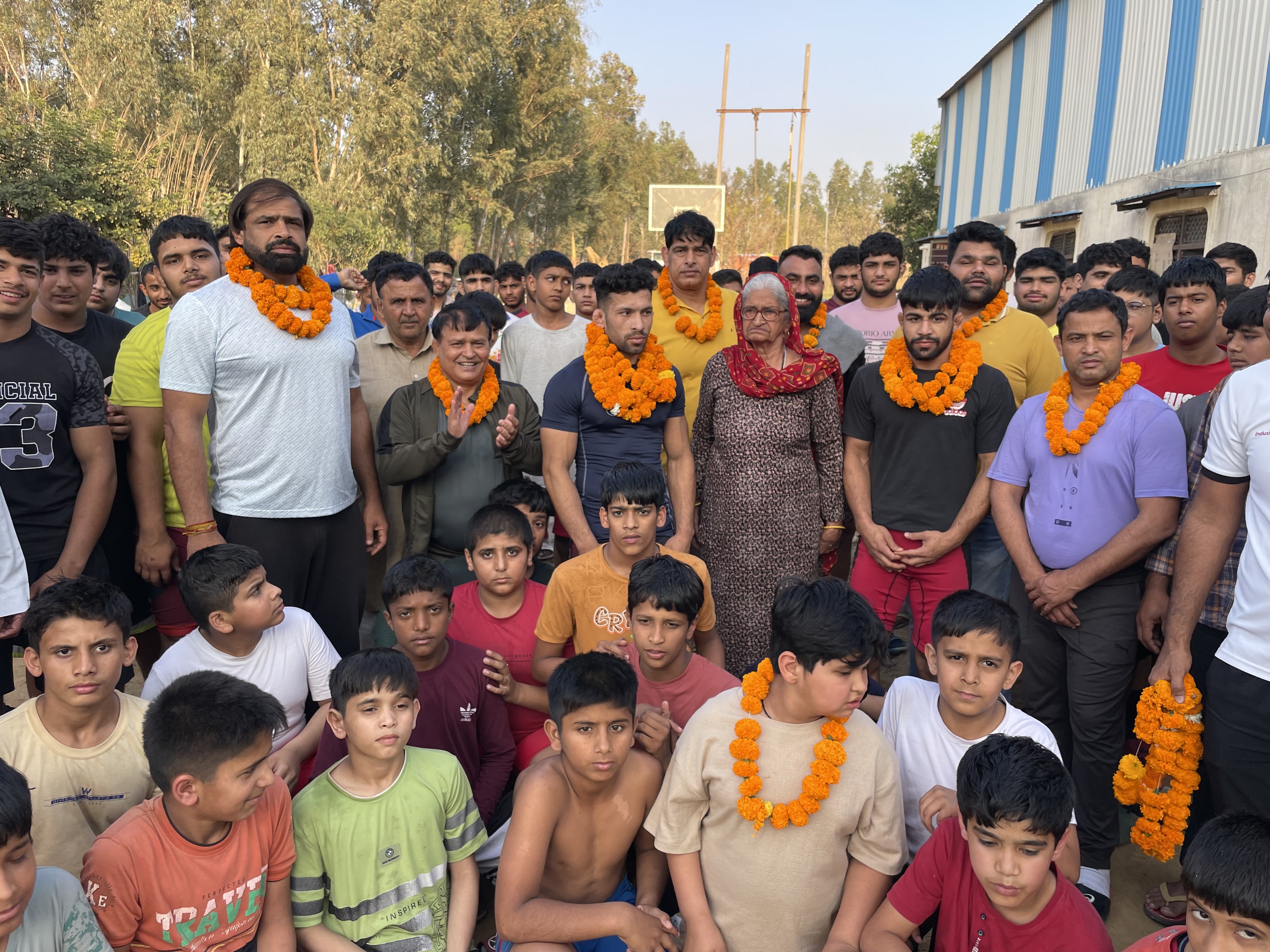 सीनियर एशिया कुश्ती चैंपियनशिप में चयनित पहलवान कोच और साथी पहलवानों के साथ। सीनियर एशिया कुश्ती चैंपियनशिप में चयनित पहलवान कोच और साथी पहलवानों के साथ।