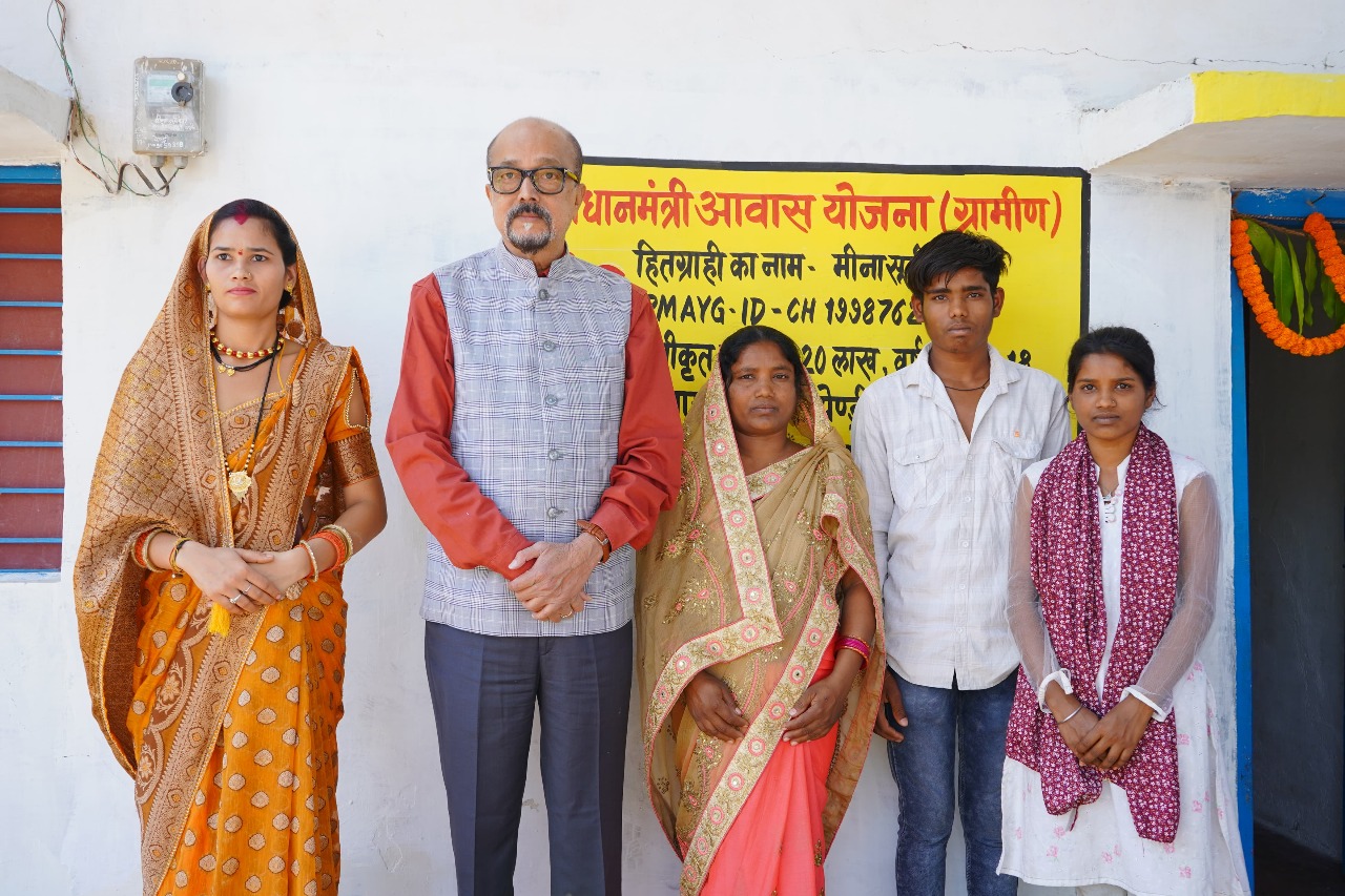 जांजगीर : राज्यपाल रमेन डेका ने ग्राम पेण्ड्री में प्रधानमंत्री आवास योजना ग्रामीण के अंतर्गत निर्मित भवन का किया अवलोकन जांजगीर : राज्यपाल रमेन डेका ने ग्राम पेण्ड्री में प्रधानमंत्री आवास योजना ग्रामीण के अंतर्गत निर्मित भवन का किया अवलोकन