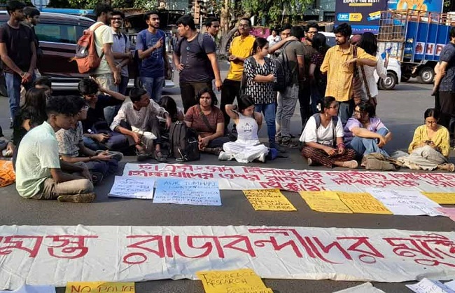 जादवपुर थाने के सामने प्रदर्शन जादवपुर थाने के सामने प्रदर्शन