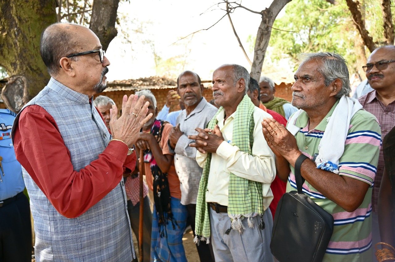 जांजगीर : राज्यपाल रमेन डेका ने ग्राम पेण्ड्री में प्रधानमंत्री आवास योजना ग्रामीण के अंतर्गत निर्मित भवन का किया अवलोकन जांजगीर : राज्यपाल रमेन डेका ने ग्राम पेण्ड्री में प्रधानमंत्री आवास योजना ग्रामीण के अंतर्गत निर्मित भवन का किया अवलोकन