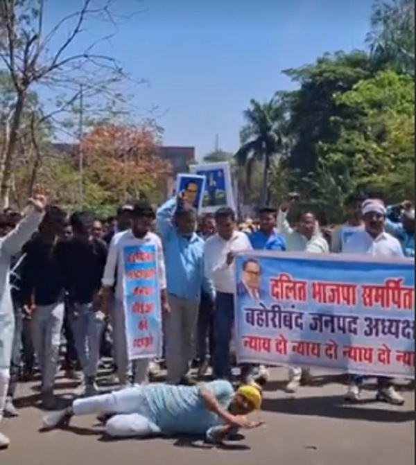 कटनी: सीईओ पर कार्रवाई की मांग को लेकर जनपद अध्यक्ष लुढ़कते हुए कलेक्टर के चैंबर तक पहुंचे कटनी: सीईओ पर कार्रवाई की मांग को लेकर जनपद अध्यक्ष लुढ़कते हुए कलेक्टर के चैंबर तक पहुंचे