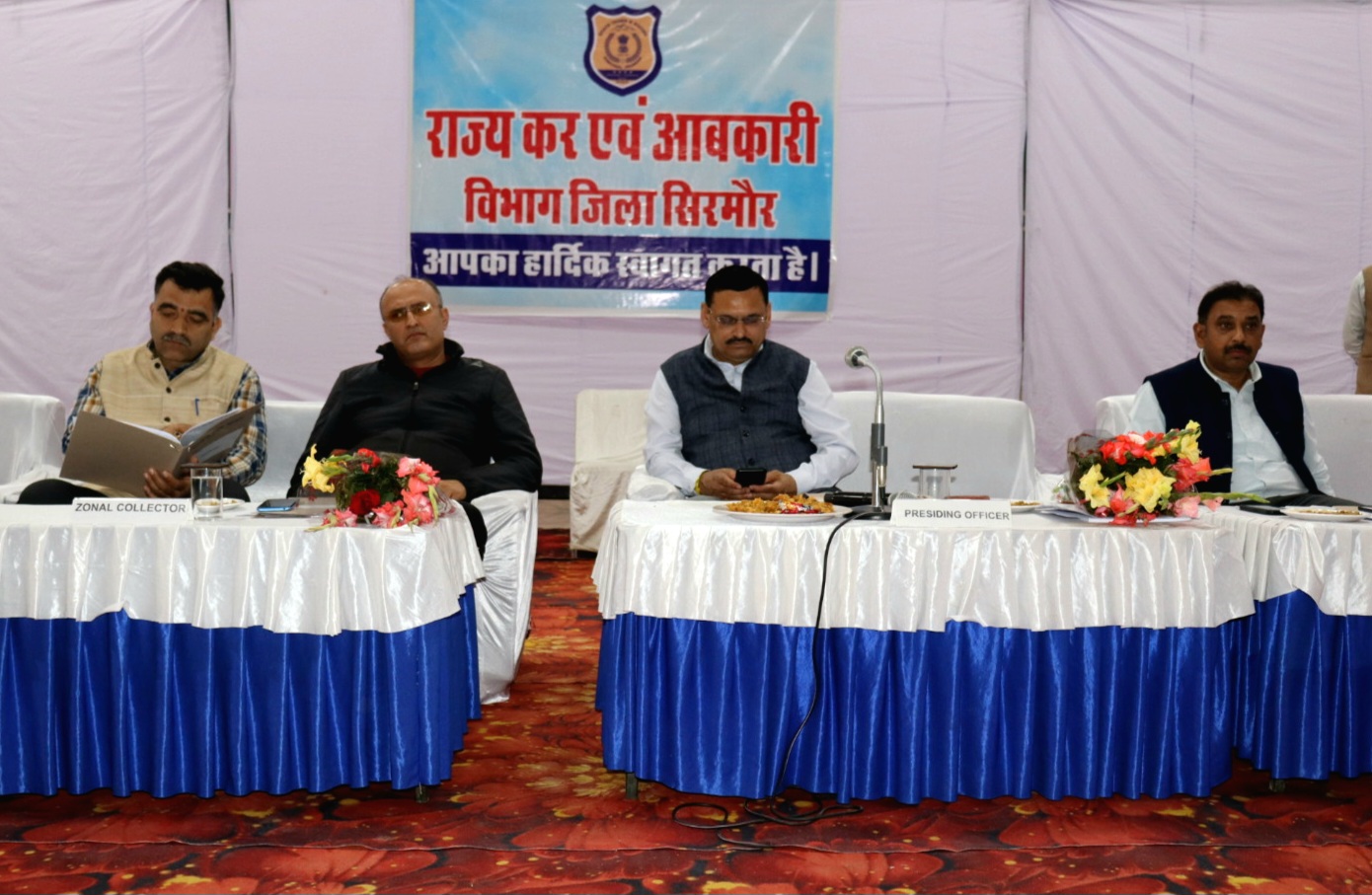 शराब के ठेकों की नाहन में हुई नीलामी शराब के ठेकों की नाहन में हुई नीलामी