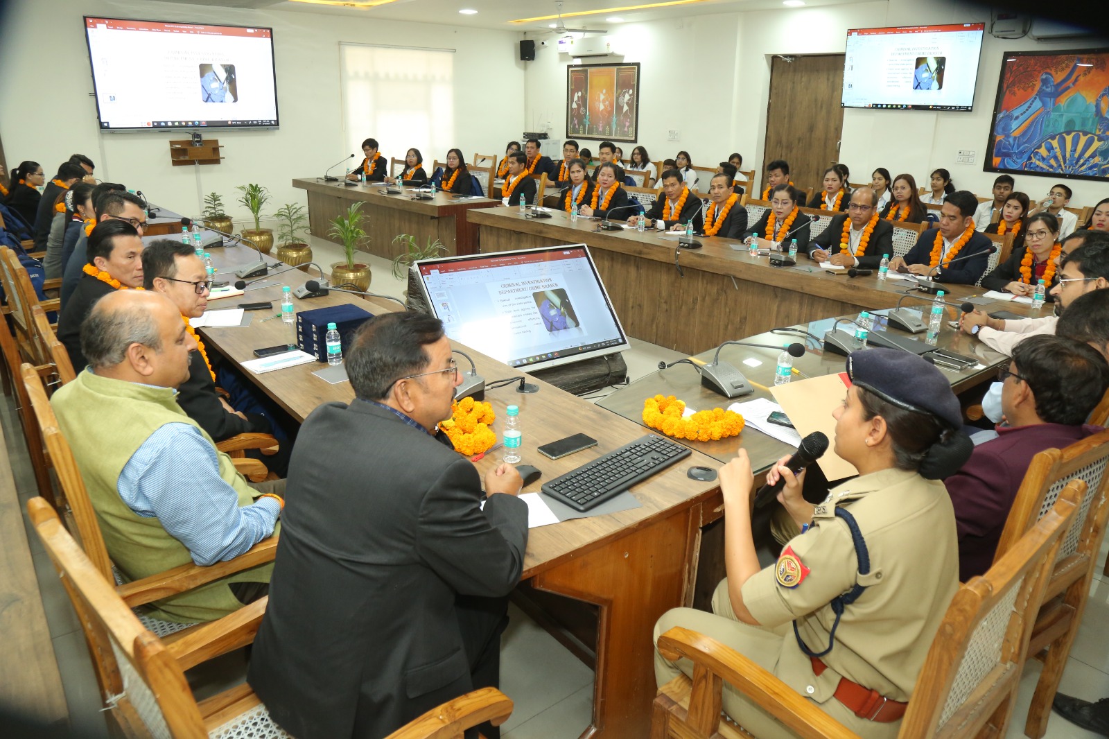 कंबोडिया सिविक सेवकों को जानकारी देते अधिकारी कंबोडिया सिविक सेवकों को जानकारी देते अधिकारी