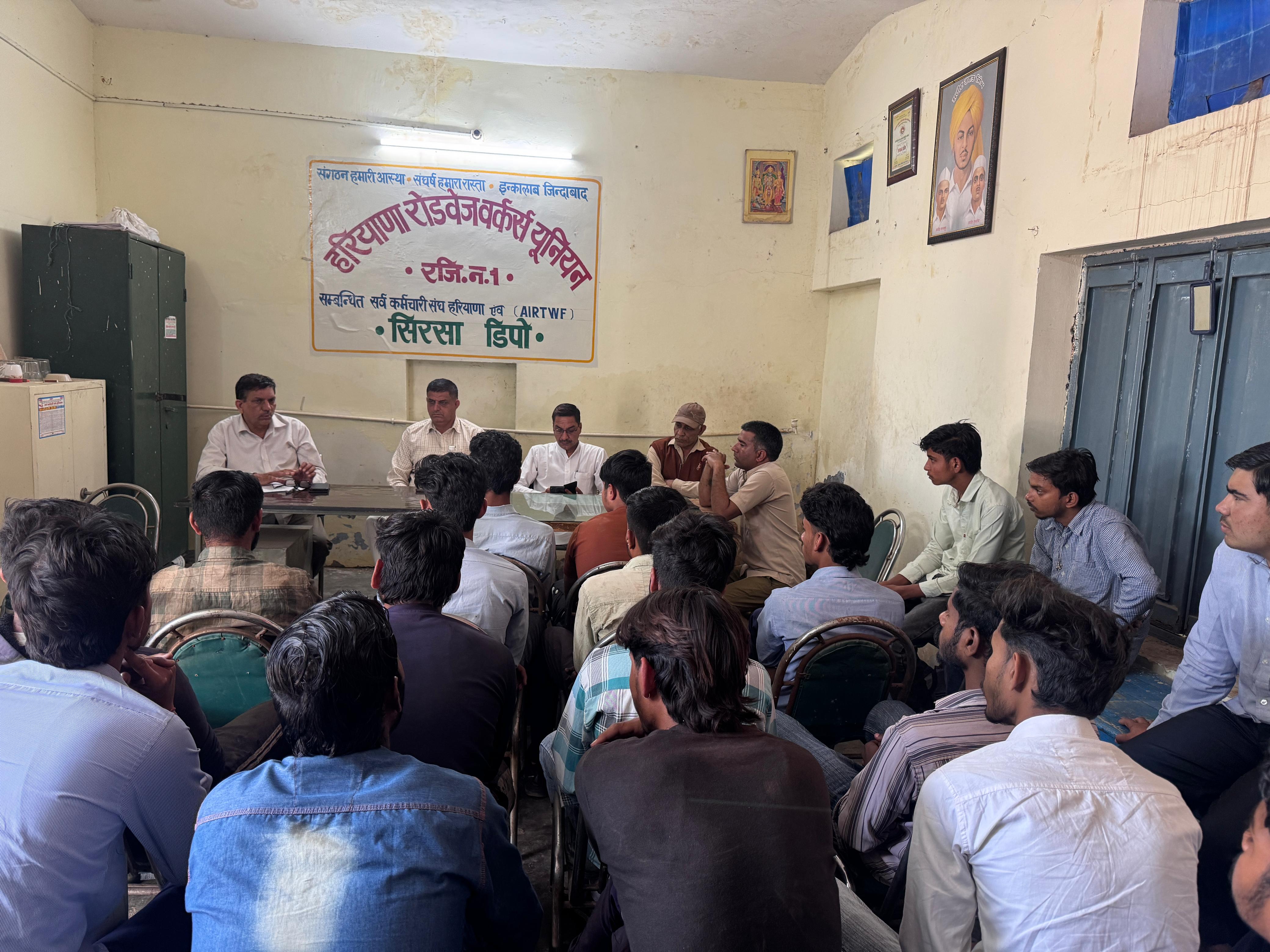 बैठक करत रोडवेज कर्मचारी। बैठक करत रोडवेज कर्मचारी।