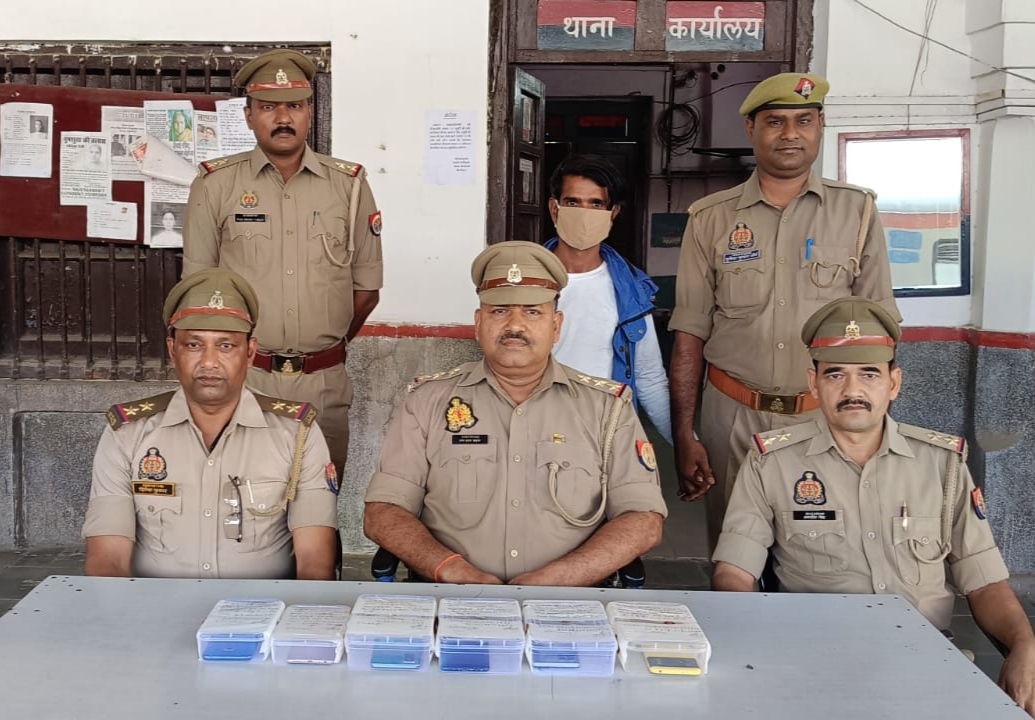 गिरफ्तार आरोपी के साथ जीआरपी टीम। गिरफ्तार आरोपी के साथ जीआरपी टीम।