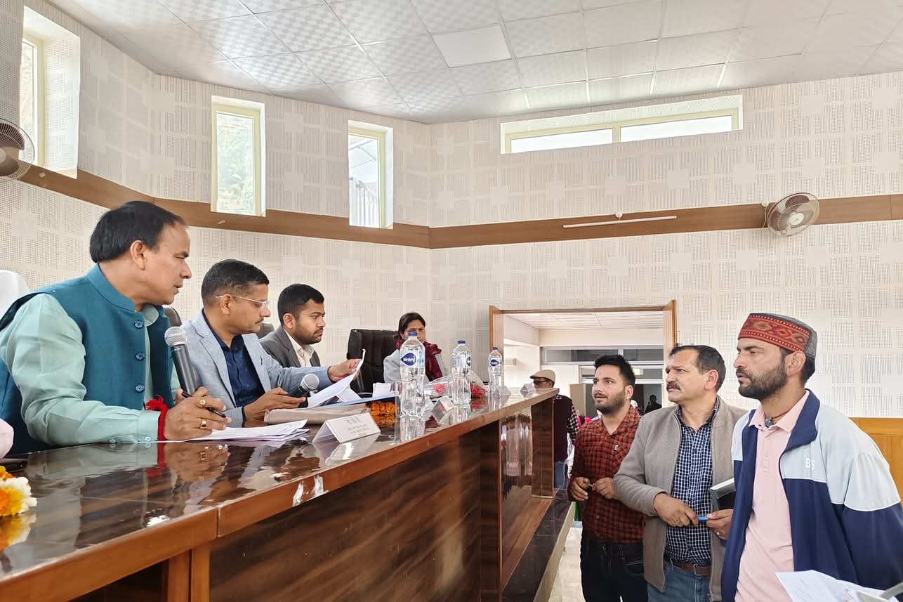 पाबो में आयोजित जनता दरबार में समस्या सुनते कैबिनेट मंत्री डॉ धन सिंह रावत पाबो में आयोजित जनता दरबार में समस्या सुनते कैबिनेट मंत्री डॉ धन सिंह रावत
