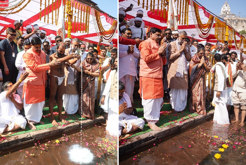 ओंकारेश्वर में माँ नर्मदा की पूजा और आरती ओंकारेश्वर में माँ नर्मदा की पूजा और आरती