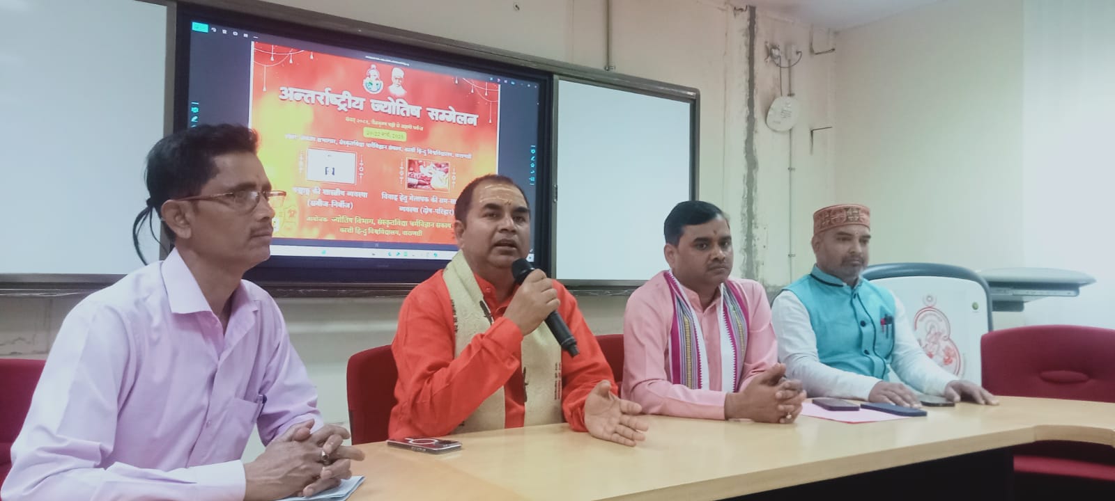पत्रकार वार्ता में प्रो. विनय पांडेय,प्रो.शत्रुघ्न त्रिपाठी व अन्य पत्रकार वार्ता में प्रो. विनय पांडेय,प्रो.शत्रुघ्न त्रिपाठी व अन्य