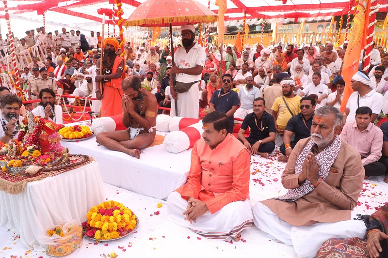 ओंकारेश्वर में माँ नर्मदा की पूजा और आरती ओंकारेश्वर में माँ नर्मदा की पूजा और आरती