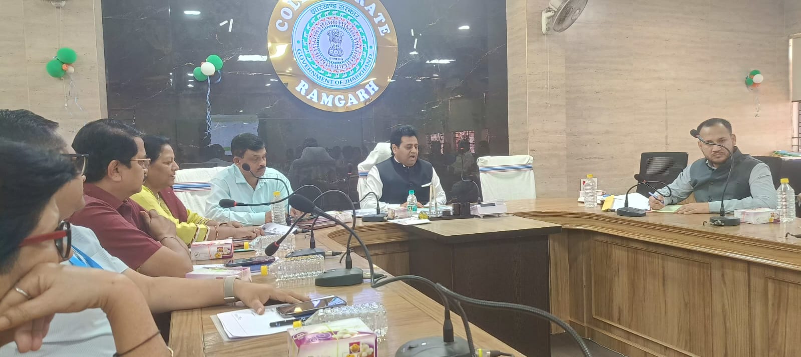 समीक्षा बैठक में शामिल अधिकारी समीक्षा बैठक में शामिल अधिकारी
