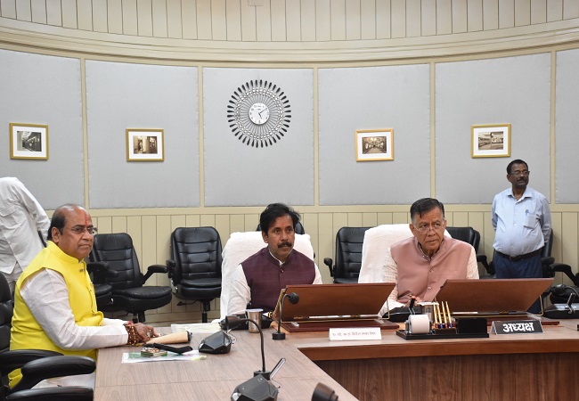 विधानसभा में बैठक करते अध्यक्ष सतीश महाना विधानसभा में बैठक करते अध्यक्ष सतीश महाना