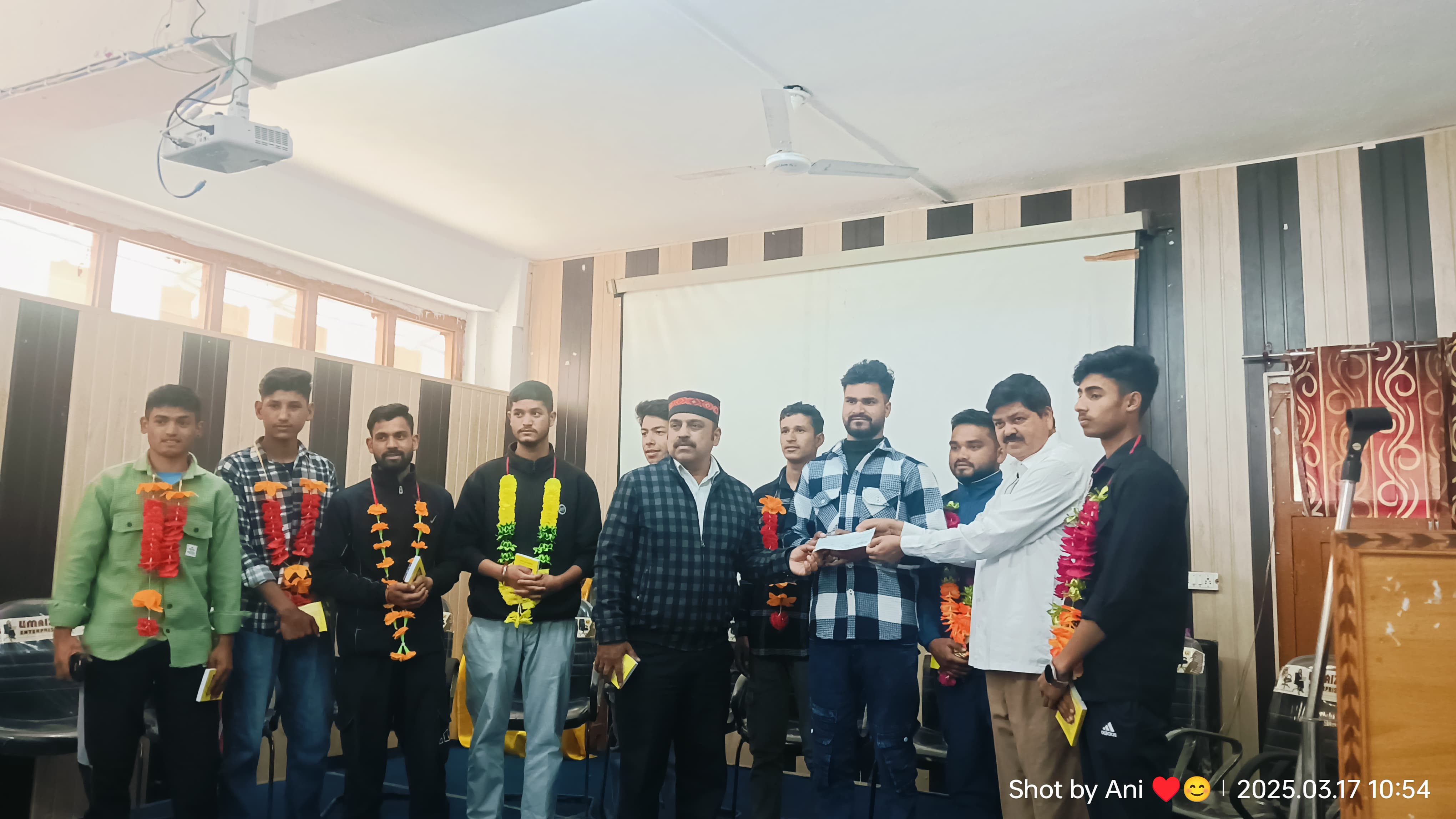 पैठाणी में होलियारों को टीम को सम्मानित करते गणेश गोदियाल पैठाणी में होलियारों को टीम को सम्मानित करते गणेश गोदियाल