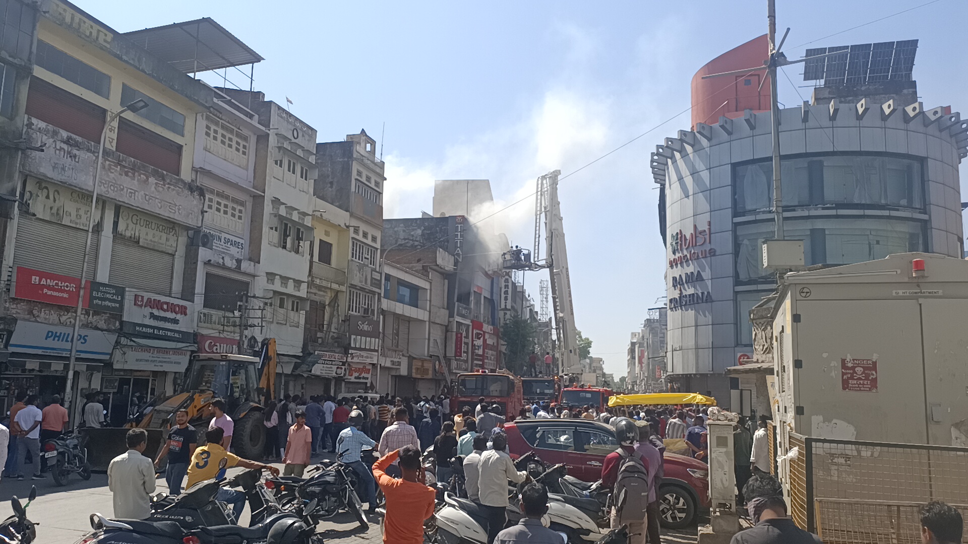 उदयपुर के बापू बाजार में भीषण आग, पांच मंजिला शोरूम जलकर खाक उदयपुर के बापू बाजार में भीषण आग, पांच मंजिला शोरूम जलकर खाक