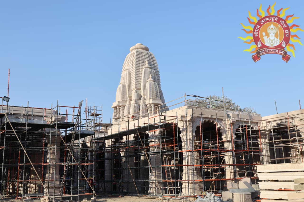 मन्दिर के परकोटा निर्माण में निरन्तर प्रगति मन्दिर के परकोटा निर्माण में निरन्तर प्रगति