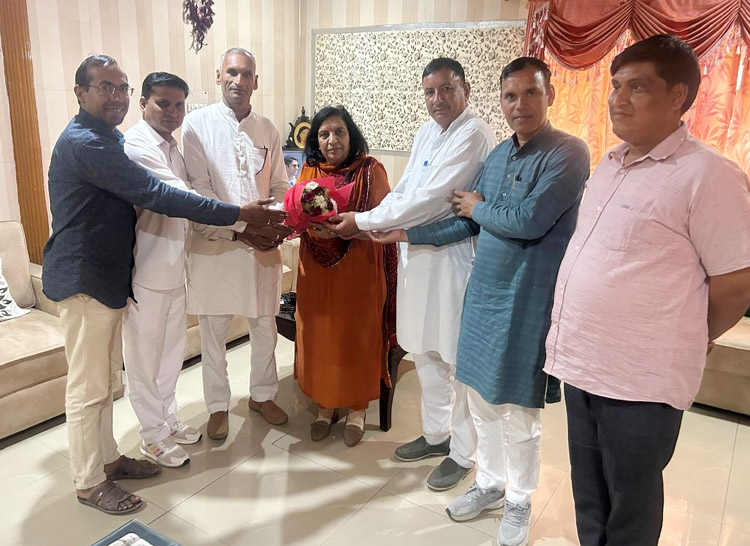 सोनीपत: संगठनात्मक जिले गोहाना की पहली जिला प्रभारी डा. किरण कलकल को बधाई देत ेहुए कार्यकर्ता सोनीपत: संगठनात्मक जिले गोहाना की पहली जिला प्रभारी डा. किरण कलकल को बधाई देत ेहुए कार्यकर्ता