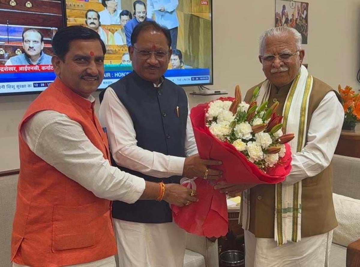 मुख्यमंत्री साय एवं तोखन साहू केंद्रीय मंत्री मनोहर लाल खट्टर से मुलाकात कर गुलदस्ता भेंट करते मुख्यमंत्री साय एवं तोखन साहू केंद्रीय मंत्री मनोहर लाल खट्टर से मुलाकात कर गुलदस्ता भेंट करते