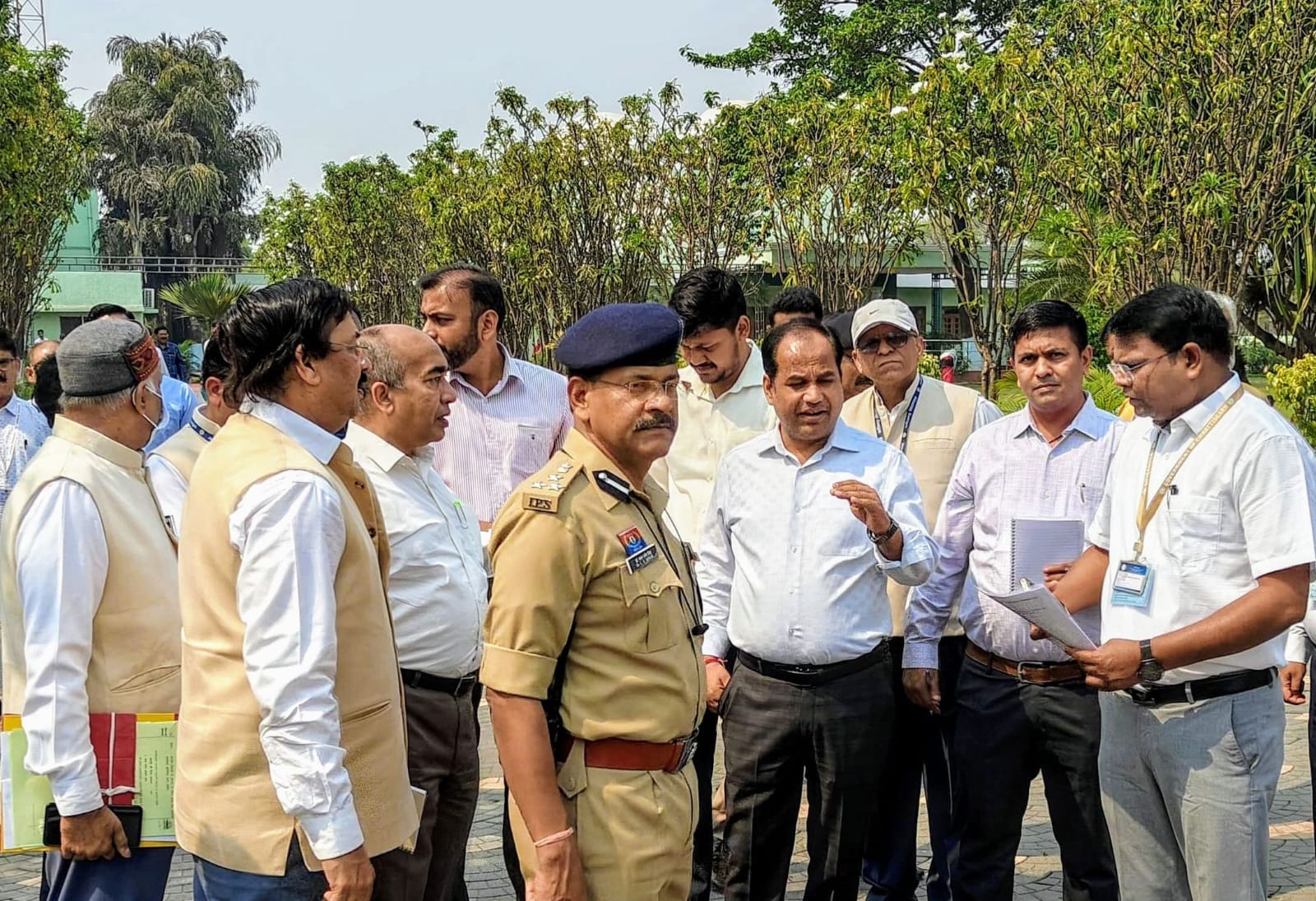 कलेक्टर डॉ. गौरव सिंह राष्ट्रपति द्रौपदी मुर्मु के आगमन की तैयारियों का जायजा लेते हुए कलेक्टर डॉ. गौरव सिंह राष्ट्रपति द्रौपदी मुर्मु के आगमन की तैयारियों का जायजा लेते हुए