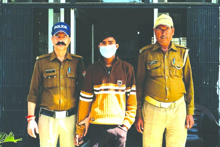 पुलिस गिरफ्त में आरोपित पुलिस गिरफ्त में आरोपित