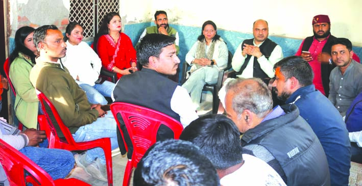 पार्टी गठन के दौरान आयोजित बैठक में कार्यकर्ता पार्टी गठन के दौरान आयोजित बैठक में कार्यकर्ता