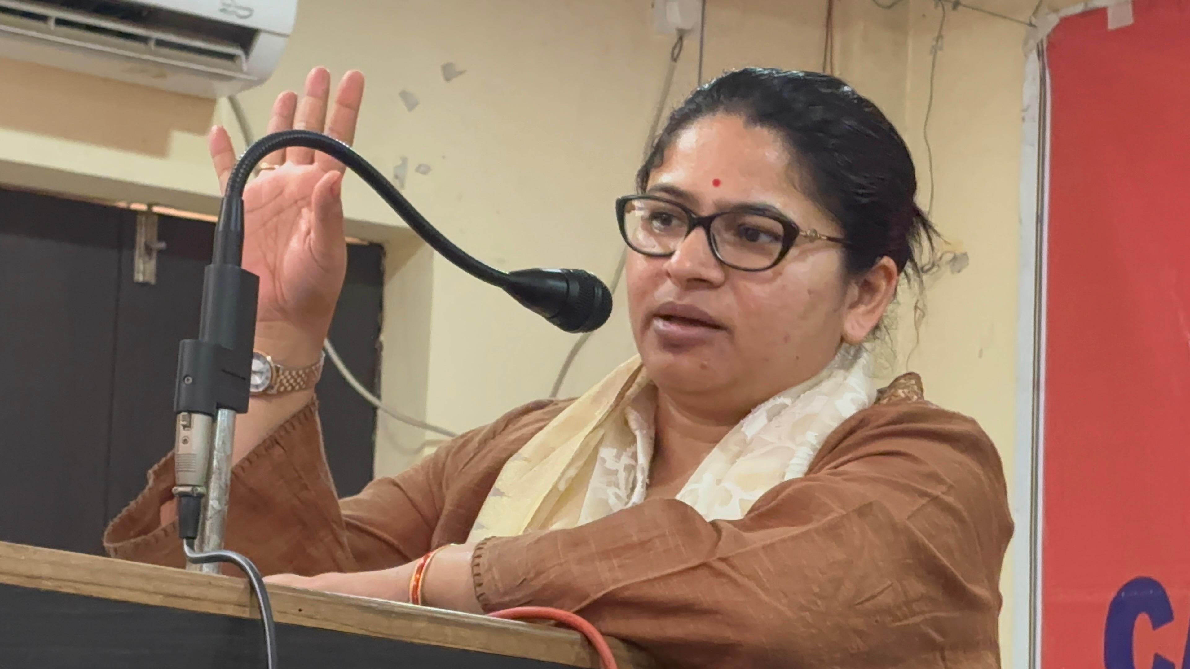 प्रशिक्षण कार्यक्रम को सम्बोधित करती जिलाधिकारी प्रियंका निरंजन प्रशिक्षण कार्यक्रम को सम्बोधित करती जिलाधिकारी प्रियंका निरंजन