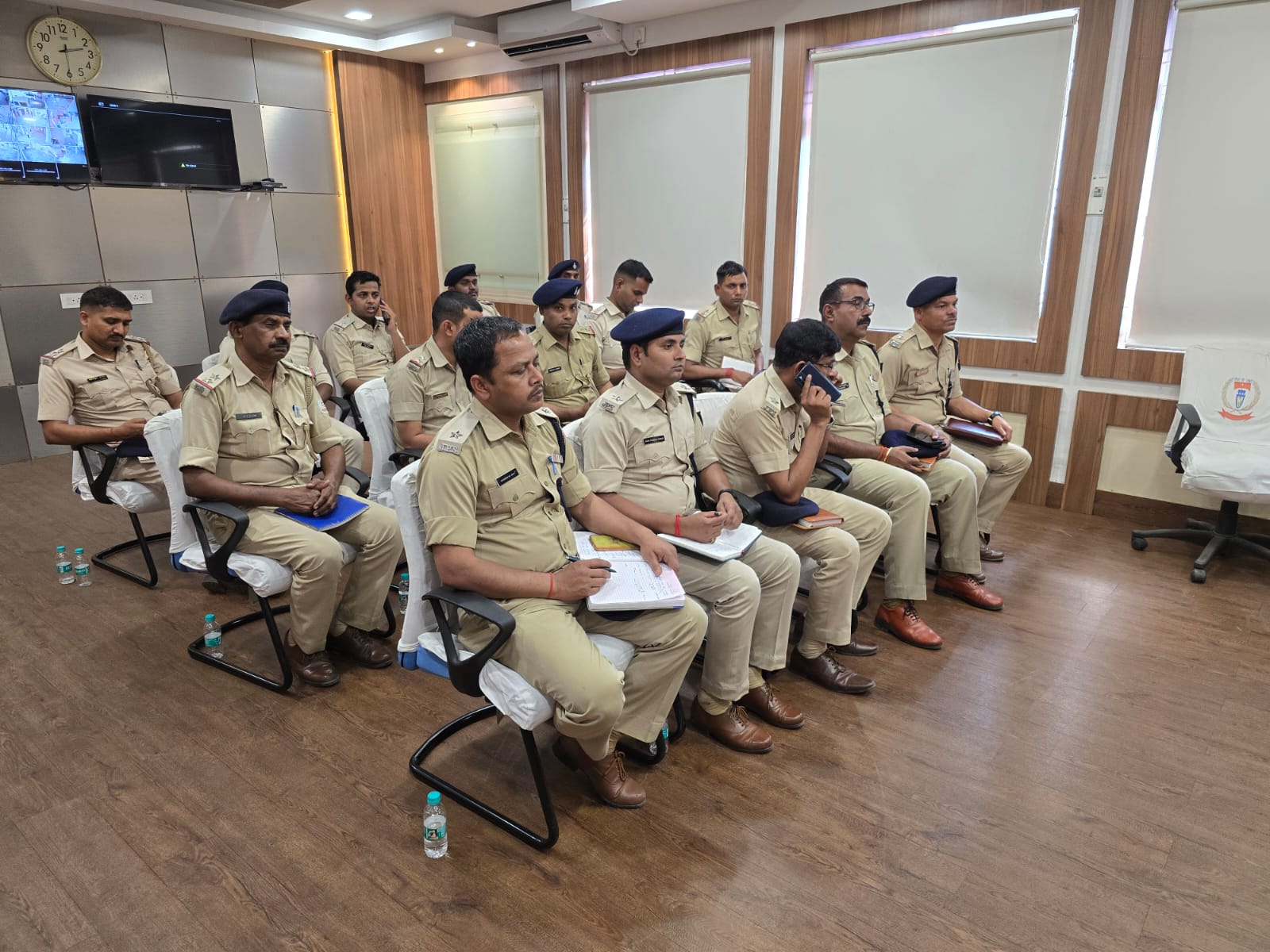 बैठक में शामिल पुलिस पदाधिकारी बैठक में शामिल पुलिस पदाधिकारी
