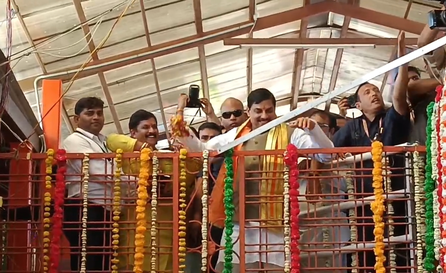 अशोकनगर: करीला मंदिर में सीढ़ी टूटी सीएम गिरे, सुरक्षा में बढ़ी चूक अशोकनगर: करीला मंदिर में सीढ़ी टूटी सीएम गिरे, सुरक्षा में बढ़ी चूक