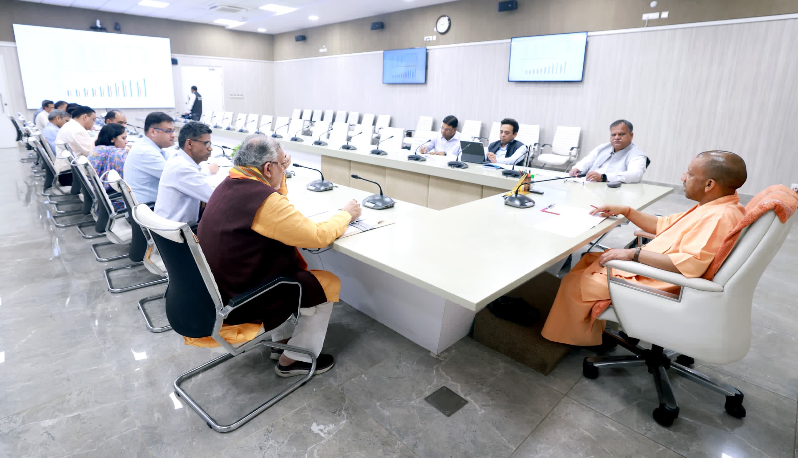 बैठक करते सीएम योगी बैठक करते सीएम योगी
