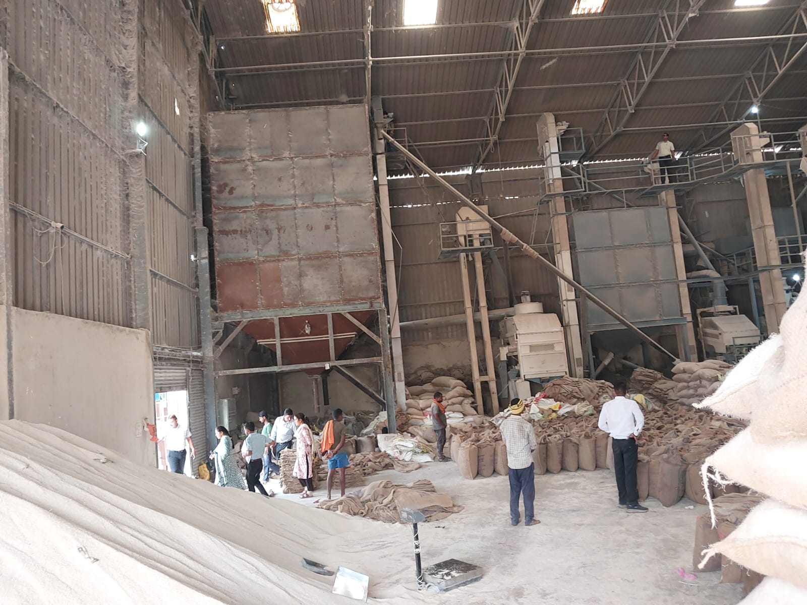 Seoni: EOW raids the mill of the state president of Rice Mill Association, investigation continues Seoni: EOW raids the mill of the state president of Rice Mill Association, investigation continues