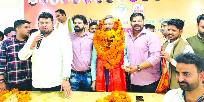 स्वागत करते हुए भाजपा नेता स्वागत करते हुए भाजपा नेता