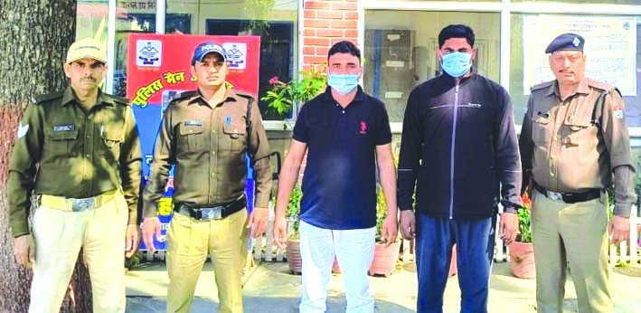 पुलिस गिरफ्त में आरोपित पुलिस गिरफ्त में आरोपित