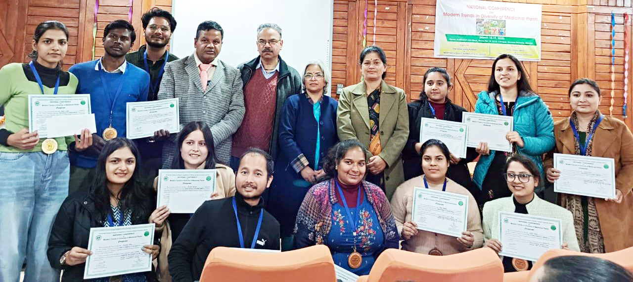 राष्ट्रीय संगोष्ठी में अपने शोध पत्रों पर प्राप्त पुरस्कारों के साथ शोधार्थी। राष्ट्रीय संगोष्ठी में अपने शोध पत्रों पर प्राप्त पुरस्कारों के साथ शोधार्थी।