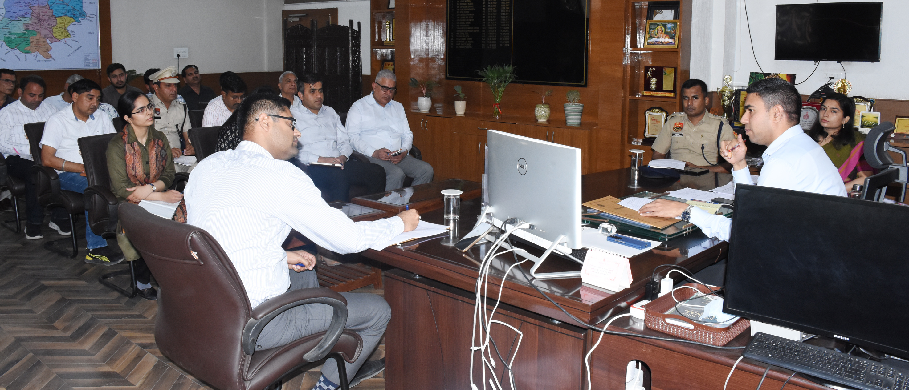 माता भीमेश्वरी देवी नवरात्र मेला की तैयारियों को लेकर झज्जर स्थित लघु सचिवालय में बुधवार को हुई अधिकारियों की बैठक में जरूरी निर्देश देते डीसी प्रदीप दहिया। माता भीमेश्वरी देवी नवरात्र मेला की तैयारियों को लेकर झज्जर स्थित लघु सचिवालय में बुधवार को हुई अधिकारियों की बैठक में जरूरी निर्देश देते डीसी प्रदीप दहिया।