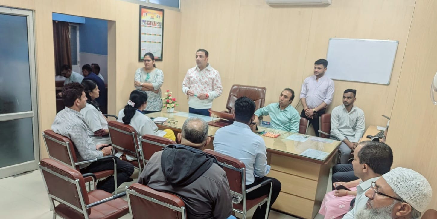 बैठक को संबोधित करते हुए कार्यवाहक पीएमओ डा. राजेश भोला। बैठक को संबोधित करते हुए कार्यवाहक पीएमओ डा. राजेश भोला।