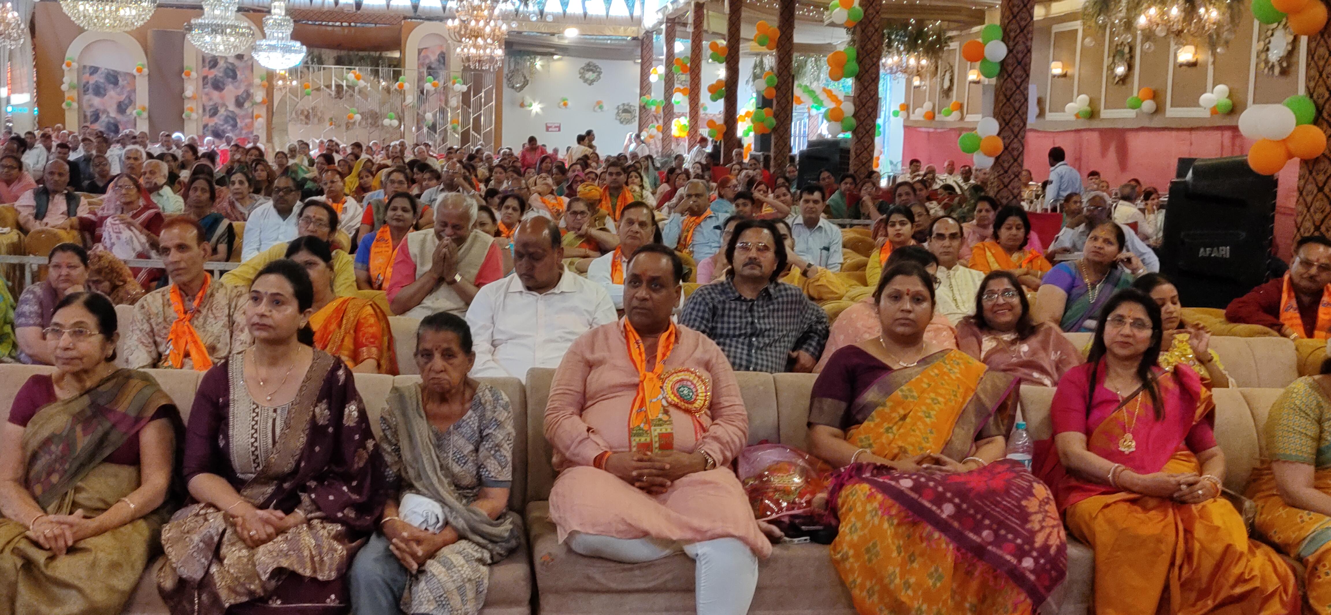 व्हाइट हाउस में हरे कृष्ण सेवा न्यास समिति के तत्वावधान में आयोजित नवदिवसीय श्री राम कथा महोत्सव में उपस्थित श्रोता। व्हाइट हाउस में हरे कृष्ण सेवा न्यास समिति के तत्वावधान में आयोजित नवदिवसीय श्री राम कथा महोत्सव में उपस्थित श्रोता।
