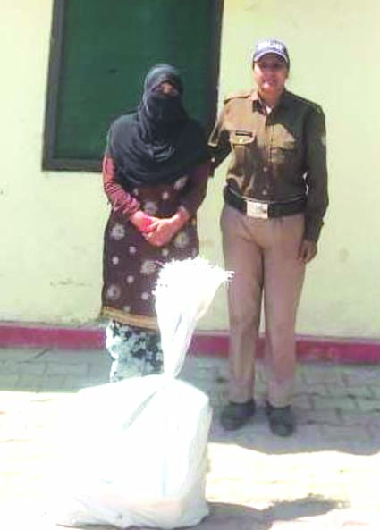 पुलिस गिरफ्त में आरोपित पुलिस गिरफ्त में आरोपित