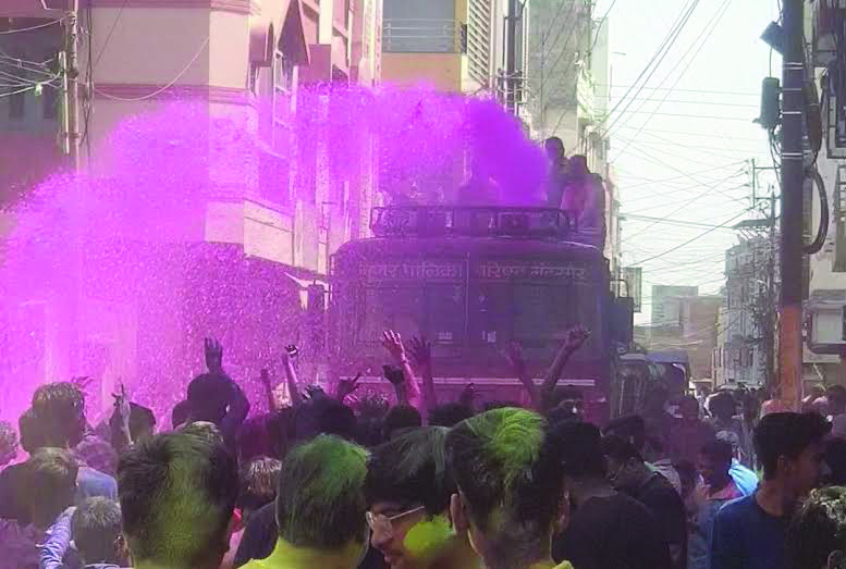 रंगपंचमी पर मंदसौर में समरसता गैर निकली, बडी संख्या में शामिल हुए लोग रंगपंचमी पर मंदसौर में समरसता गैर निकली, बडी संख्या में शामिल हुए लोग
