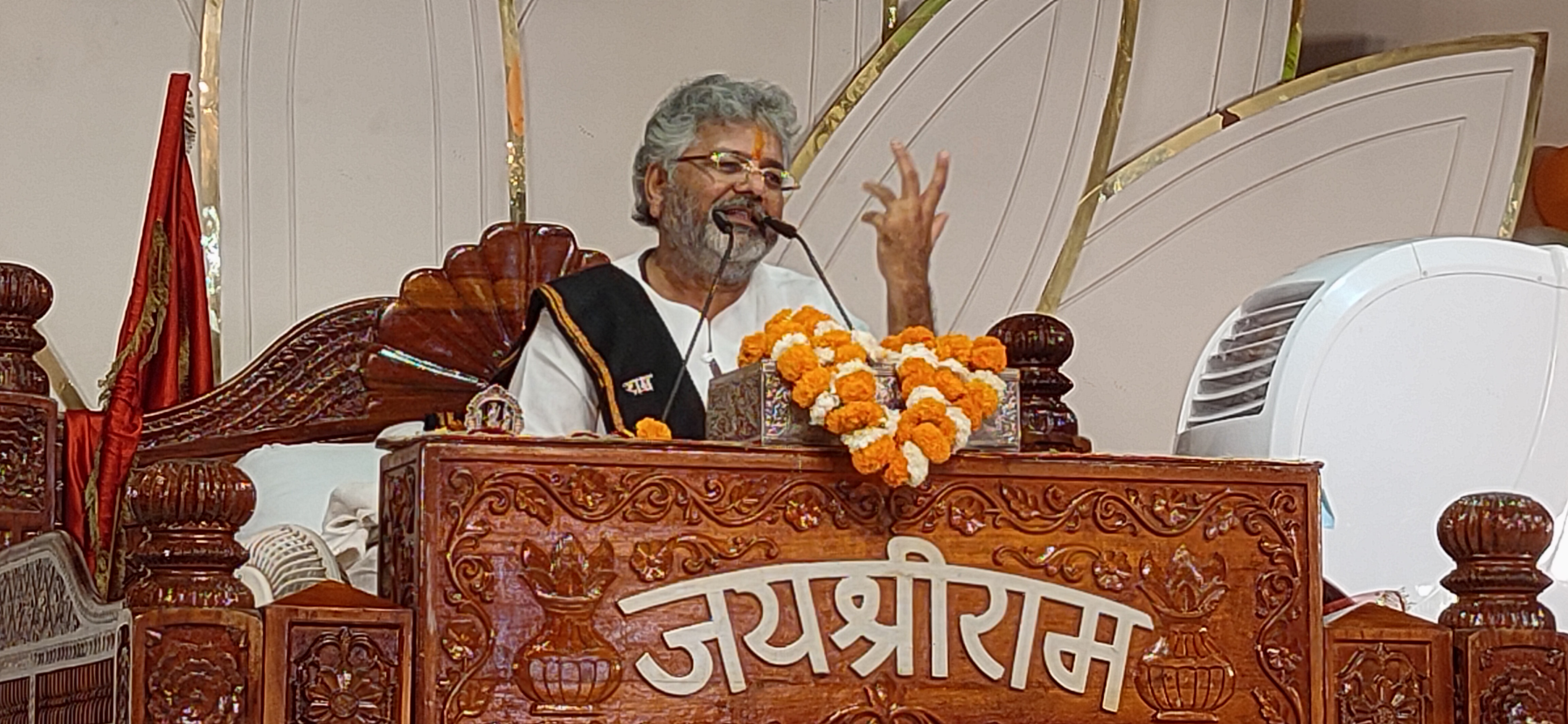 व्हाइट हाउस में हरे कृष्ण सेवा न्यास समिति के तत्वावधान में आयोजित नवदिवसीय श्री राम कथा महोत्सव में कथा का गुणगान करते मुरलीधर महाराज। व्हाइट हाउस में हरे कृष्ण सेवा न्यास समिति के तत्वावधान में आयोजित नवदिवसीय श्री राम कथा महोत्सव में कथा का गुणगान करते मुरलीधर महाराज।