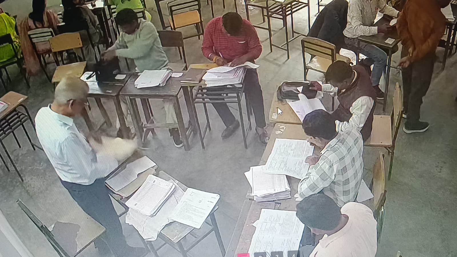 मुरादाबाद के पांच कालेजों में सीसीटीवी कैमरों की निगरानी में यूपी बोर्ड परीक्षा का मूल्यांकन शुरू मुरादाबाद के पांच कालेजों में सीसीटीवी कैमरों की निगरानी में यूपी बोर्ड परीक्षा का मूल्यांकन शुरू